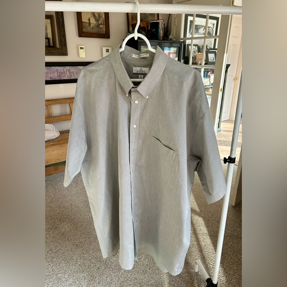 Men’s short sleeved dress shirt